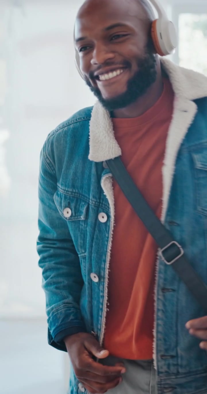 Uomo felice che balla in un moderno spazio ufficio
