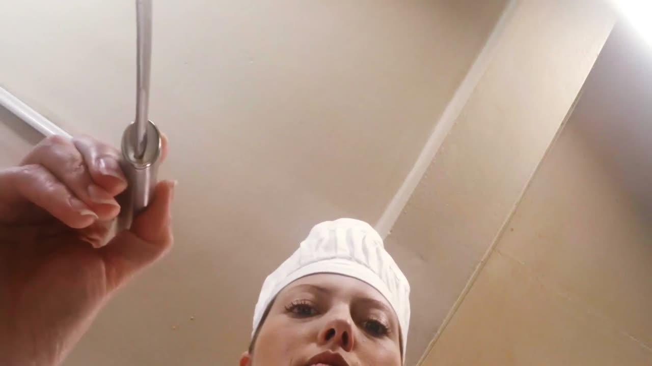 Cuoca che prepara il cibo