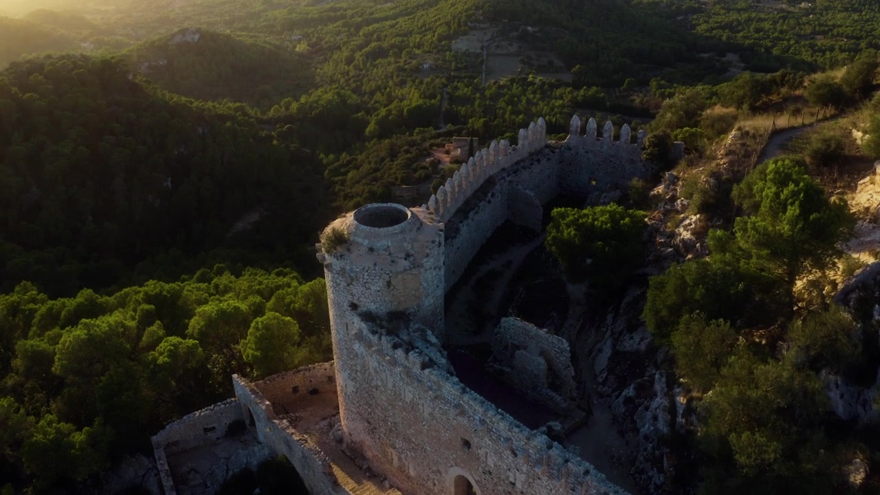 Drone si avvicina a una fortezza in pietra sul Puig de Sant Salvador a Maiorca, Spagna
