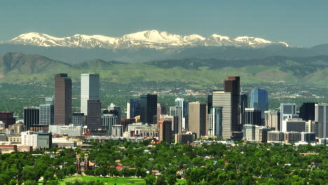 downtown denver aerial drone city park cityscape nuggets lawine rocky mountain landscape 14ers mount evans cinematic parallax foothills colorado lente zomer groen weelderig dolly neerwaartse beweging