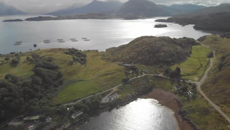 Luftdrohnenaufnahme-Der-Wunderschönen-Schottischen-Landschaft-Im-Nördlichen-Hochland-Mit-Seebucht-Und-Grünen-Bergen-Am-Sonnigen-Tag-Großbritannien