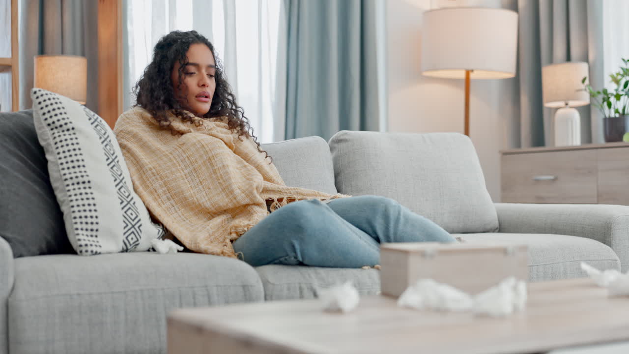 enfermo, alergias y mujer estornudando en un sofá