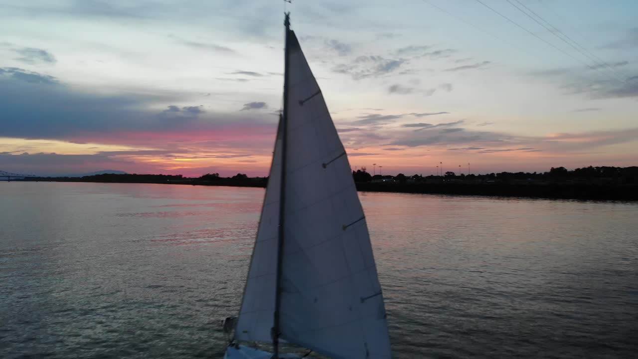 toma aérea de un velero tradicional en el río columbia superior