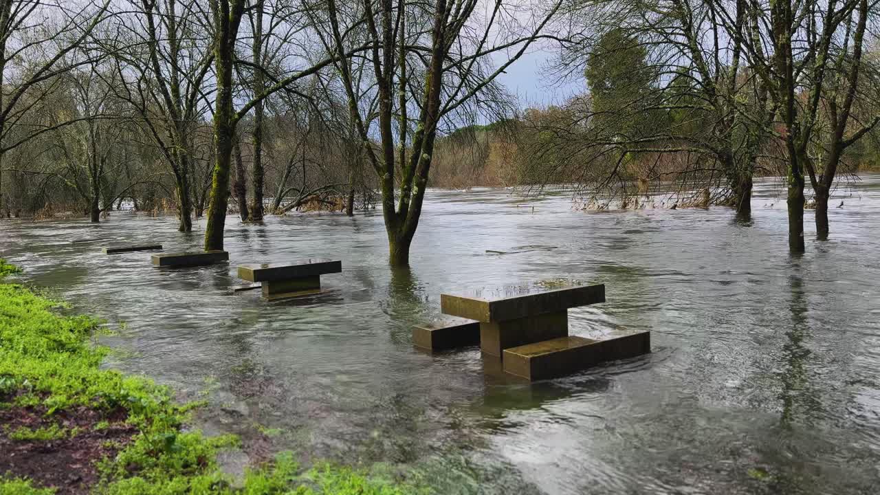 En oversvømmet offentlig park med neddykkede grillområder under Storm Marta i det nordlige Portugal.