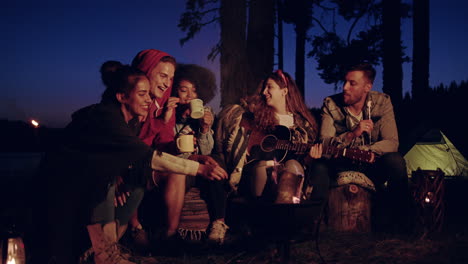 amigos, noche de campamento, cantando y riendo.