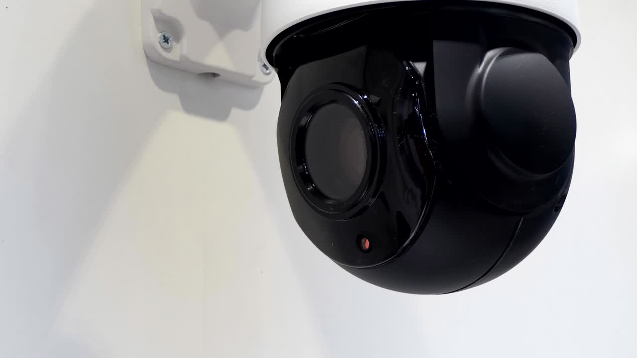 cámara de seguridad en la pared blanca