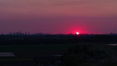 Puesta-De-Sol-Con-Un-Espectacular-Horizonte-Rojo-Sobre-La-Ciudad-De-Rotterdam-Y-El-Río-Noord