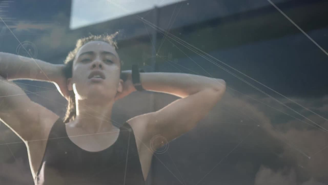 animación de la red de conexiones sobre la mujer biracial en forma que hace ejercicio