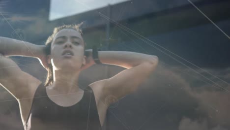 animación de la red de conexiones sobre la mujer biracial en forma que hace ejercicio