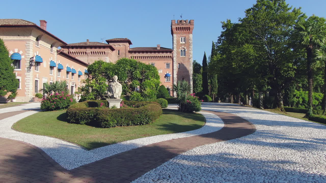 Filmato di droni al rallentatore che si muove lentamente verso il Castello di Spessa su un vialetto mozzafiato, Italia
