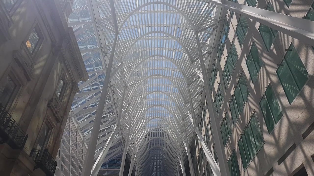 Edificio Moderno con Techo de Cristal.