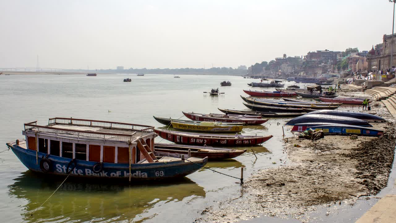 ciudad de varanasi, río ganges y barcos, uttar pradesh, india, lapso de tiempo
