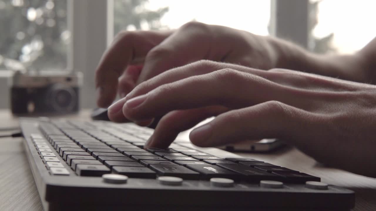 de cerca al escribir en un teclado. hombre escribiendo en el teclado de la computadora. mano del hombre usando el teccado y el ratón de la computación para escribir. fotógrafo independiente trabajando con la computadora