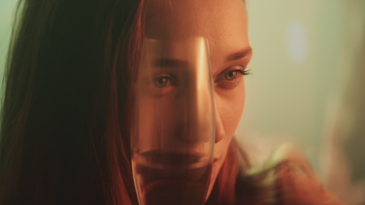 mujer con una copa de vino