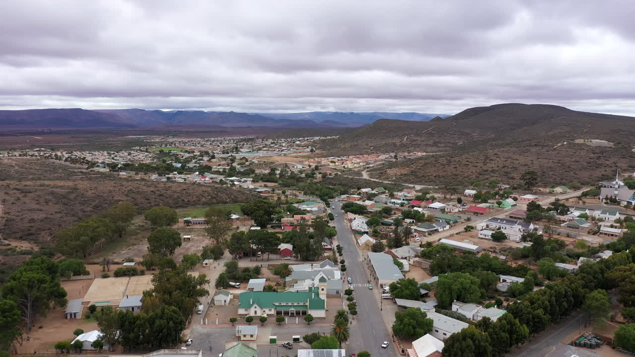 vista aérea de una ciudad remota en sudáfrica día nublado paisaje de las montañas