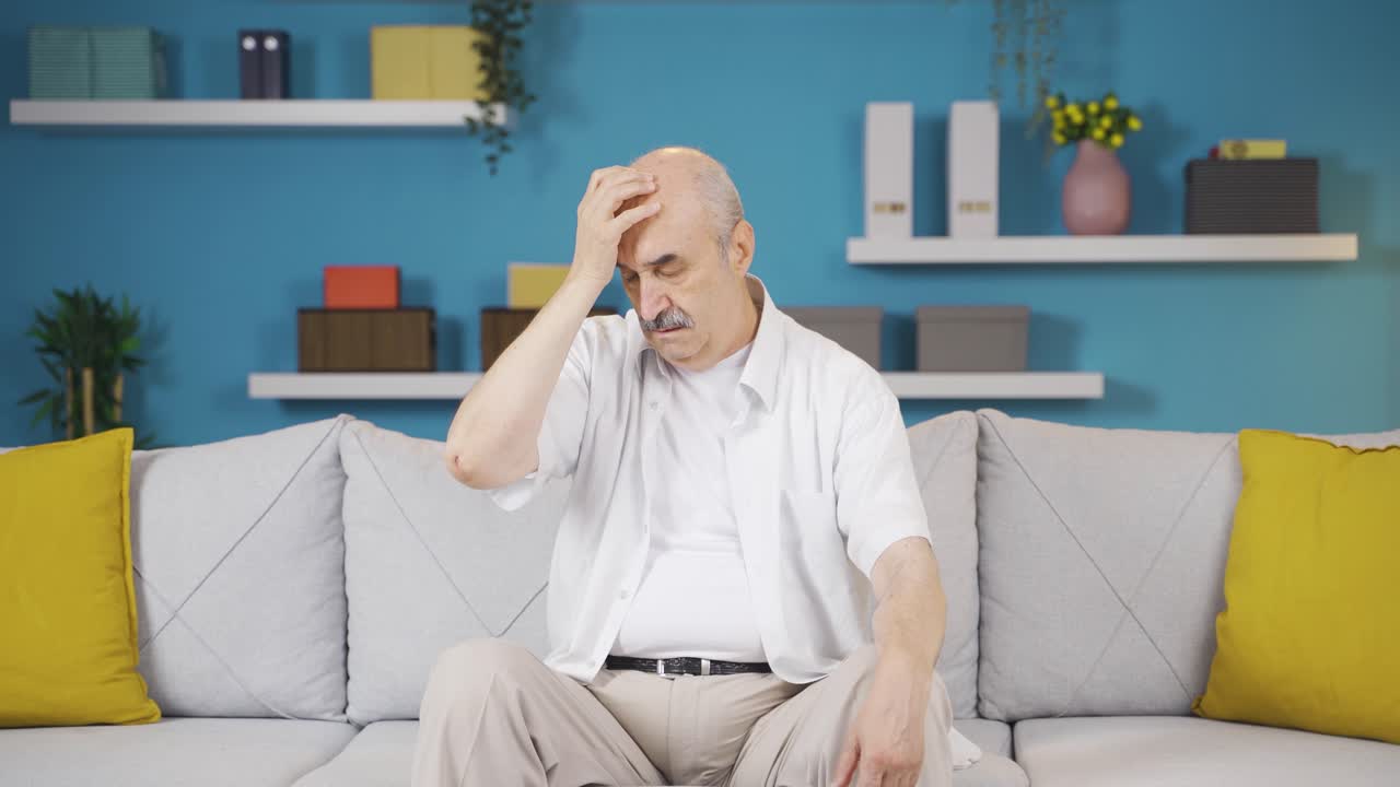 un anciano con la inconsciencia.