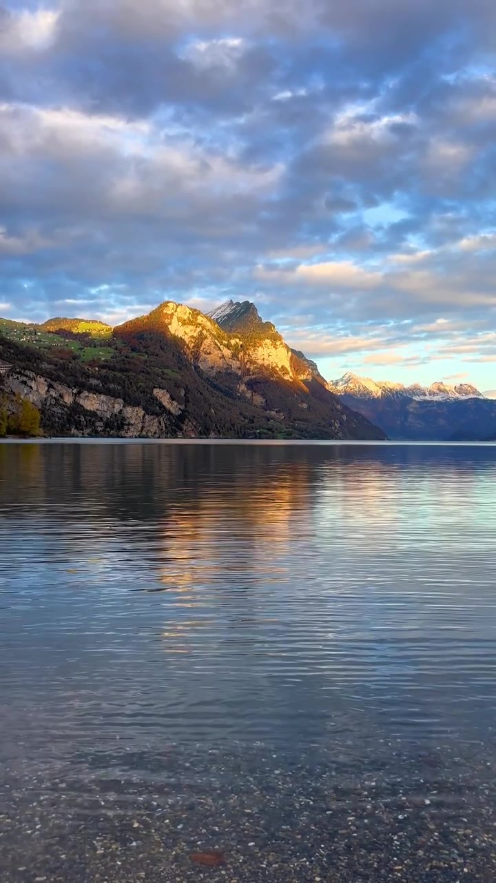 Reflet du lac de Walenstadt dans les Alpes glaronaises sous un soleil chaud, Suisse, vidéo verticale