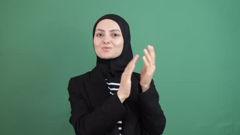 Muslimisches-Mädchen-Applaudiert