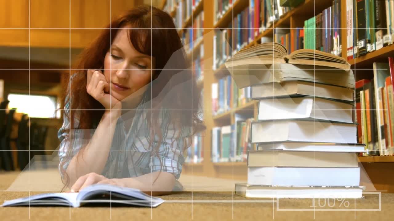 mujeres leyendo en una biblioteca