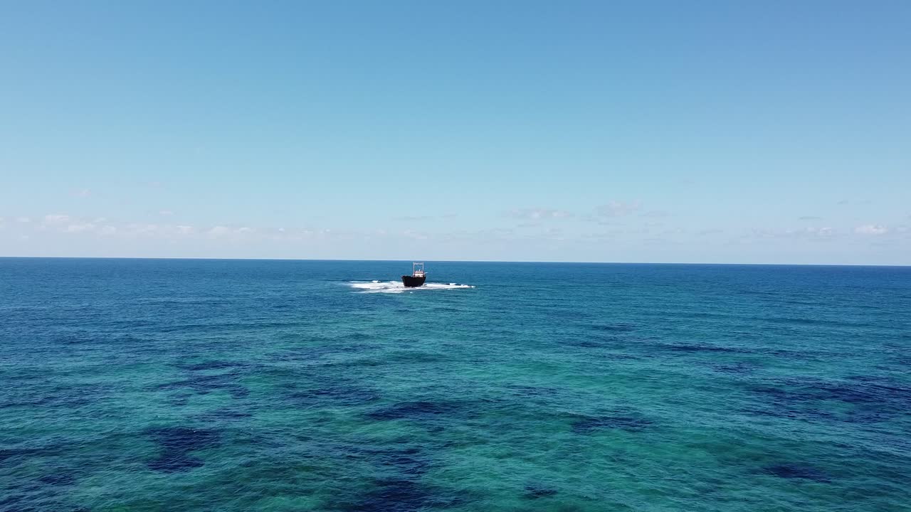 m.v. 데메트리오스 2 (m.v. demetrios ii) 선박 붕괴의 공중 사진, 밝은 하늘 아래 해안의 은 파란 물에 혔습니다.