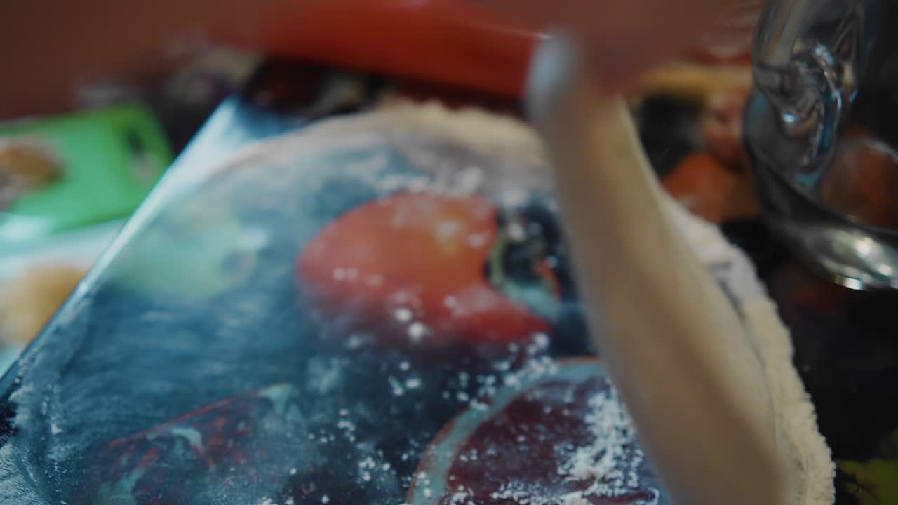 las manos de las mujeres presionan un panqueque de masa, nivelándolo en la mesa durante la cocción. disparar de cerca y dinámico