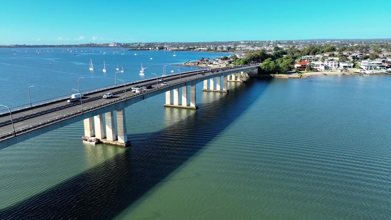 Ripresa con drone di veicoli che attraversano un ponte dal Sutherland Shire, Sydney