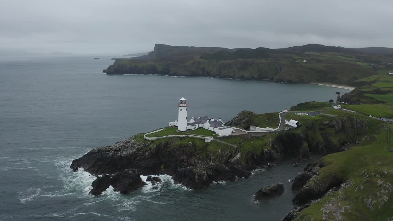 북아일랜드의 파나드 헤드 등대 (fanad head lighthouse) 를 촬영하는 드론