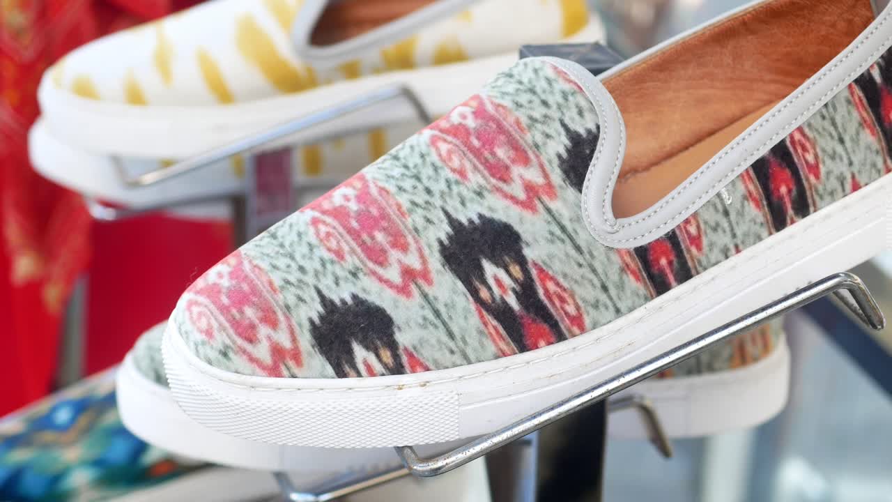 Nærbillede af mønstrede slip-on sko udstillet