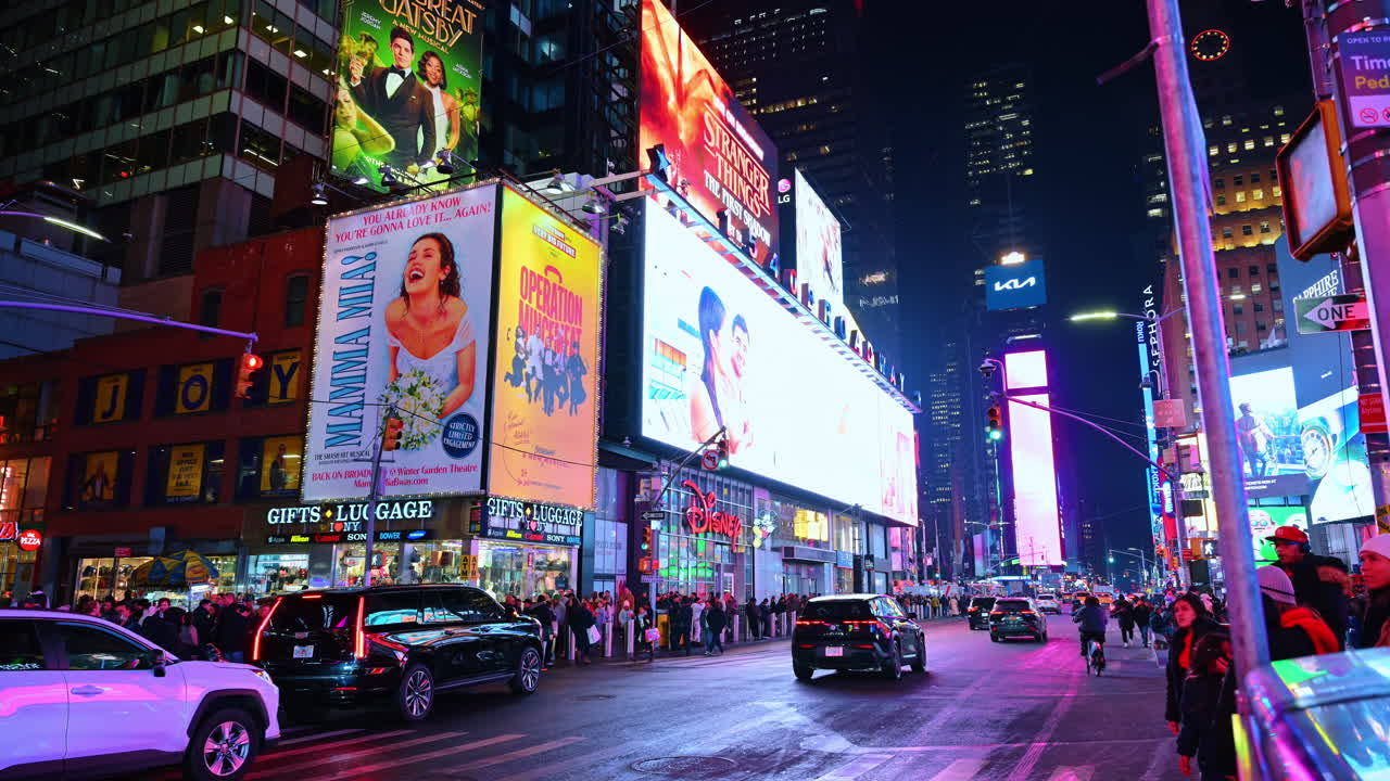 Nueva York, EE. UU., 12 de diciembre de 2025: Avenida iluminada de Times Square. Avenida iluminada con tráfico y multitudes en Times Square, Nueva York.