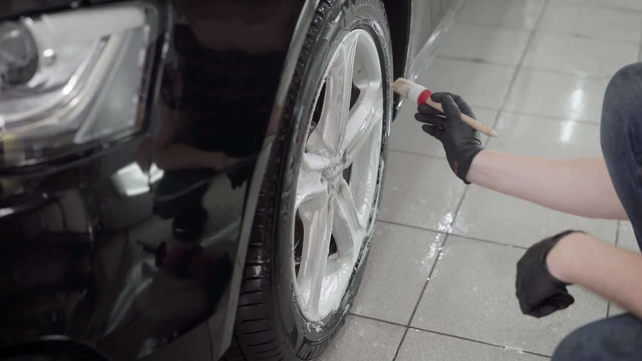 trabajador sin rostro borde de máquina de pintura