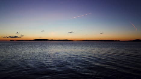 4k-Sonnenaufgangssee,-Epischer-Sonnenaufgangsstrand-über-Dem-See