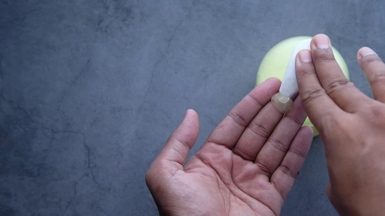 손 소독제를 적용하는 것