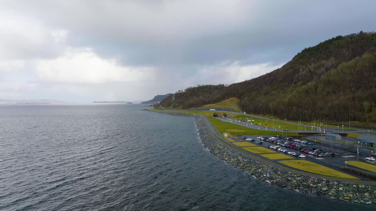노르웨이 ryfast 해저 터널 동쪽 입구의 피요르드 너머에서 드론 보기