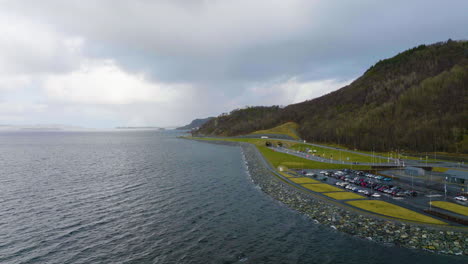 vista de drones desde el fiordo de la entrada este del túnel submarino ryfast, noruega