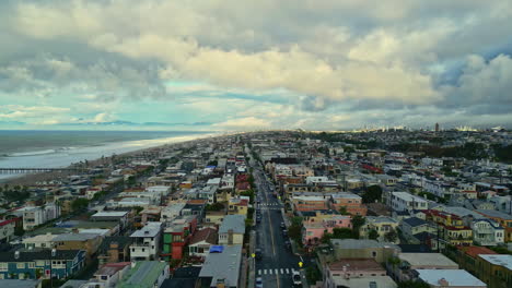 volando sobre la playa de manhattan, un refugio tranquilo ubicado en el área de la bahía sur de california, ee.uu.