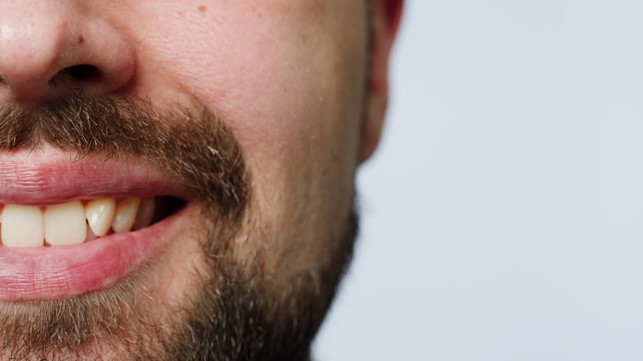 primer plano de un hombre sonriendo