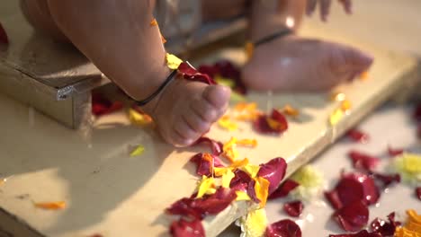 Un-Baño-De-Bebé-De-1-Año-Con-Leche-Una-Mezcla-De-Chandan-Haldi-Flores-Baño-Real-De-Los-Padres-Y-Las-Piernas-De-Los-Abuelos