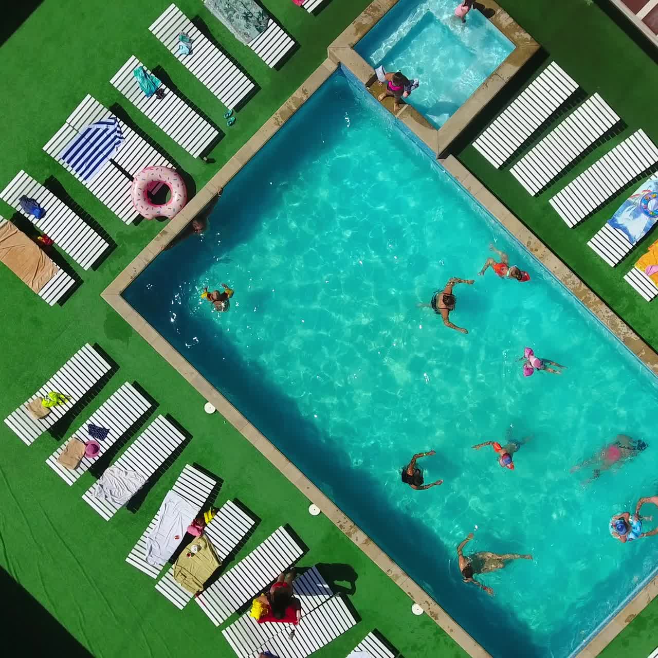 Udendørs swimmingpool til feriebrug. Luftfoto af sommerpool på feriested