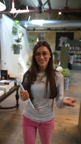 joven en una librería