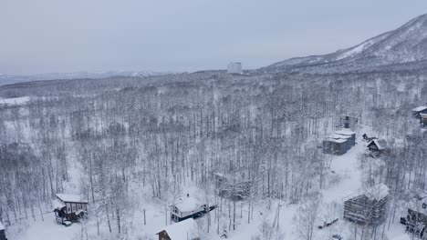 Mt-Yotei-Niseko-Japan-Drohnenpfanne-über-Dem-Dorf