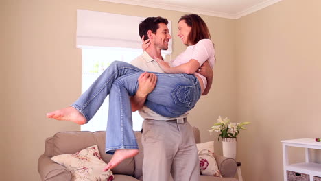 Man-picking-up-his-pretty-girlfriend-and-spinning