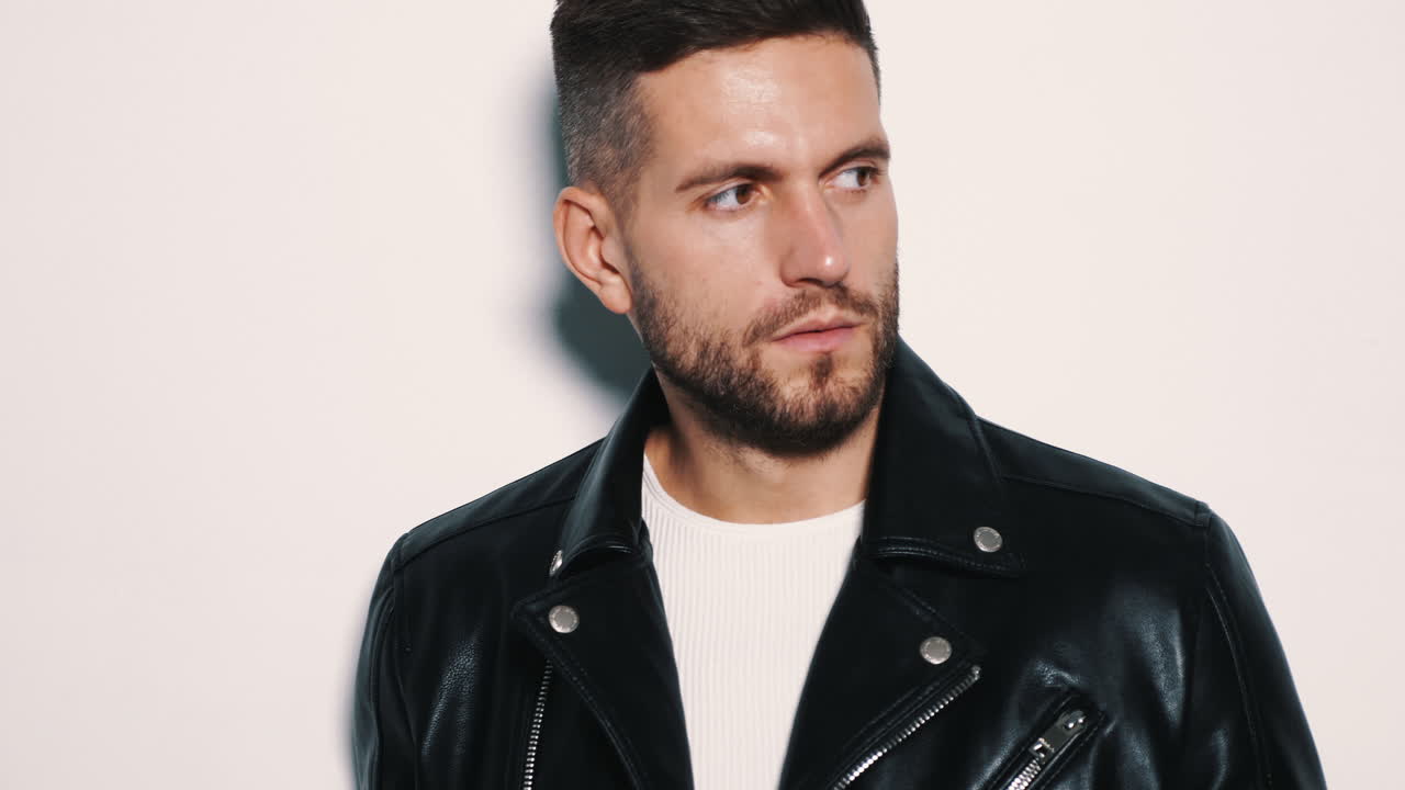 hombre elegante con chaqueta de cuero negra