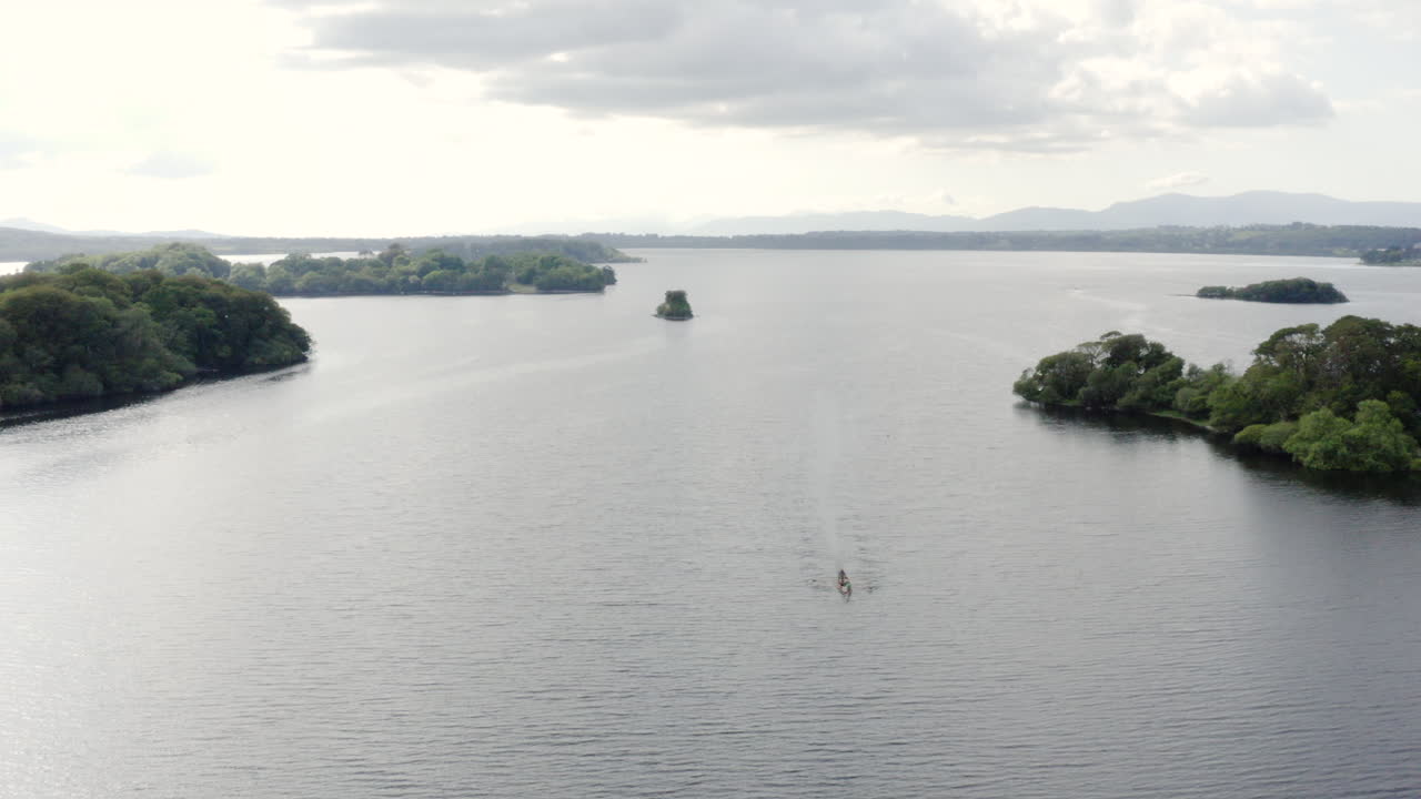 aéreo - lago muckross, parque nacional de killarney, irlanda, tiro amplio hacia adelante