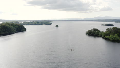 Antenne---Muckross-Lake,-Nationalpark-Killarney,-Irland,-Weit-Nach-Vorne-Geschossen