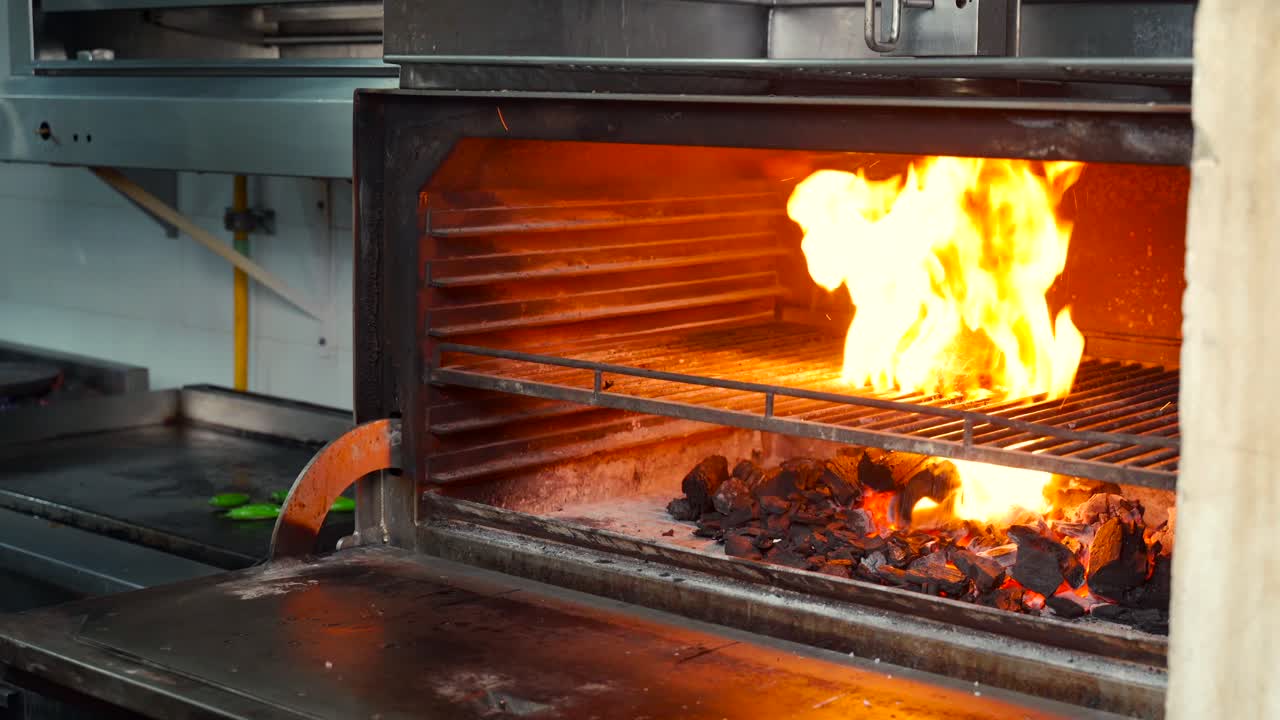 премиальный стейк на пламени внутри угольной печи гриль сетка грильер шеф-повар вытащить из пламени сегодня искры премиальное мясо мрамор ребра глаз пиканья