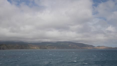 Lapso-De-Tiempo---Olas-Del-Océano-Con-Montañas