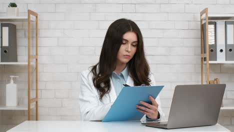 el médico escribiendo notas