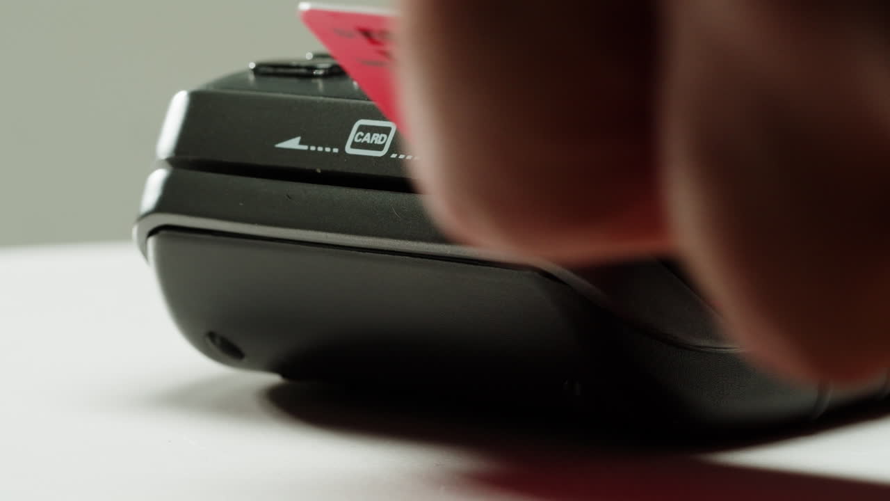 mediante una tarjeta de crédito en un terminal de pago