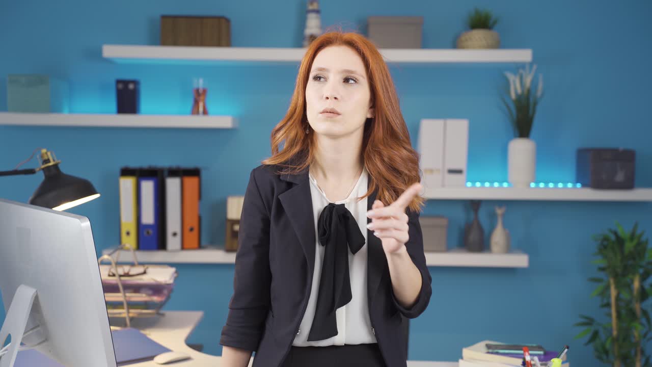 una mujer de negocios seria está pensando en algo en su oficina.