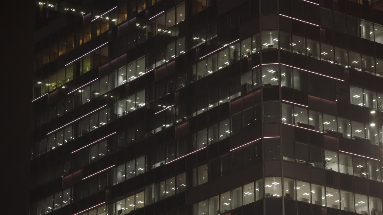 도쿄, 일본, 비가 오는 밤에 시부야에 있는 마천루 오피스 빌딩 조명 쇼